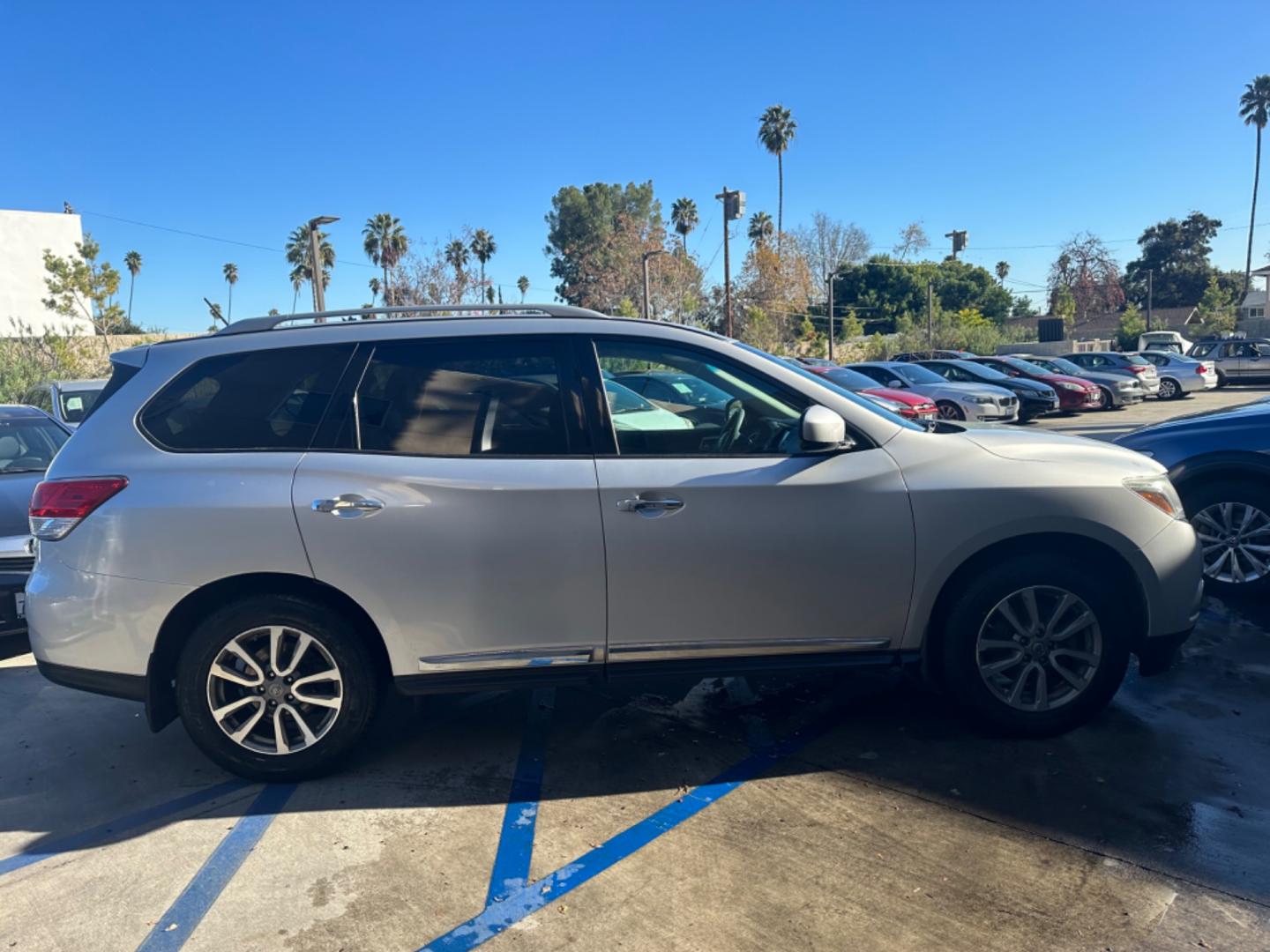 2015 Silver Nissan Pathfinder (5N1AR2MM6FC) , AUTOMATIC transmission, located at 30 S. Berkeley Avenue, Pasadena, CA, 91107, (626) 248-7567, 34.145447, -118.109398 - Photo#16